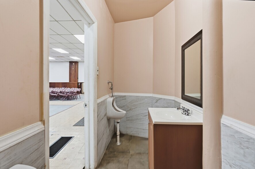 More Photos Of 1142-1148 Broadway, Camden Flex For Sale