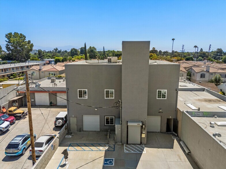 More Photos Of 7018 1/2 Darby Ave, Reseda Industrial For Lease