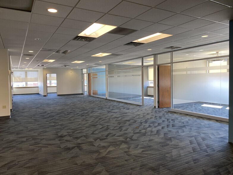 More Photos Of 131 W 10th St, Dubuque Medical For Lease