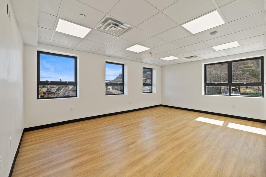 More Photos Of 6-12 Hoover Ave, Haverstraw Warehouse For Lease