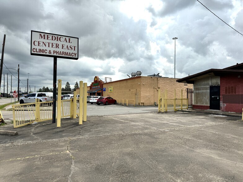 More Photos Of 7112 Lyons Ave, Houston Medical For Lease