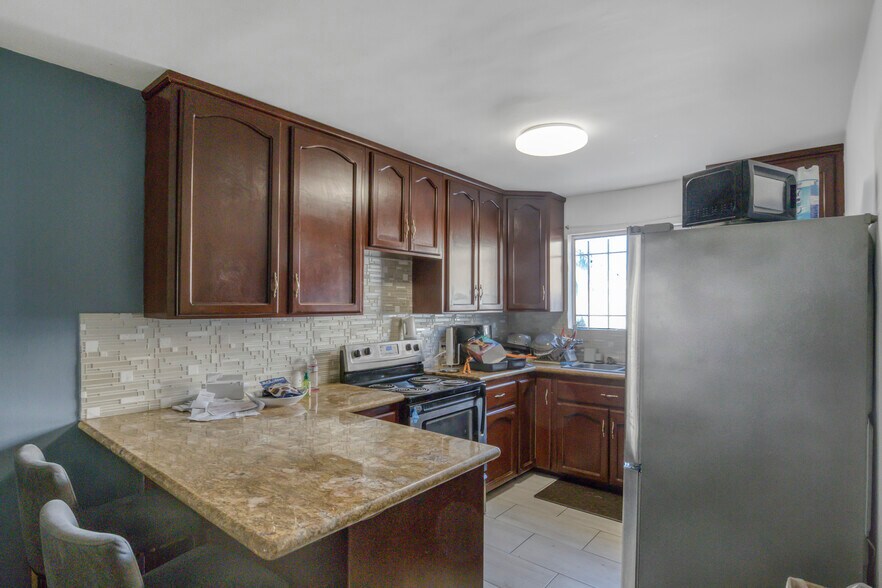 More Photos Of 5447 Blackwelder St, Los Angeles Apartments For Sale