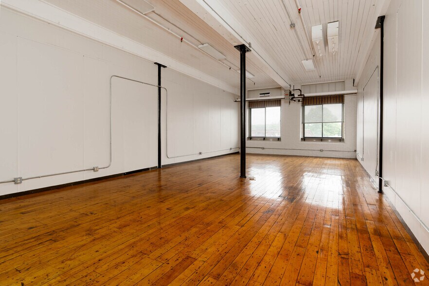More Photos Of 4 Open Square Way, Holyoke Showroom For Lease