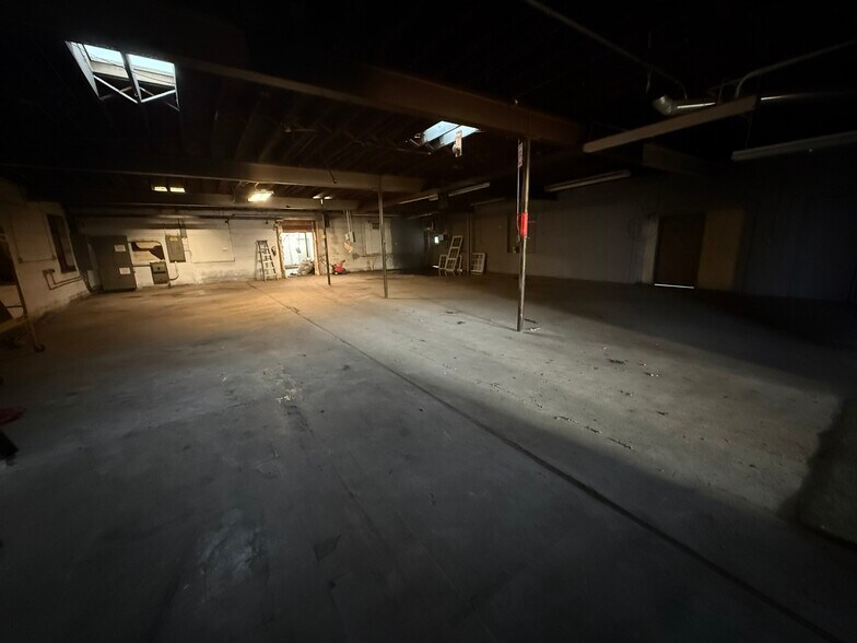 More Photos Of Barron Blvd, Grayslake Warehouse For Lease