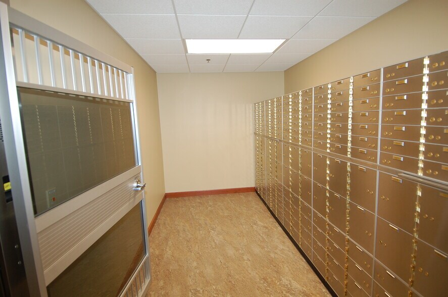More Photos Of 640 Highway 1 W, Iowa City Office For Sale
