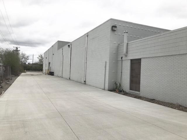 More Photos Of 36930 Industrial Rd, Livonia Manufacturing For Lease