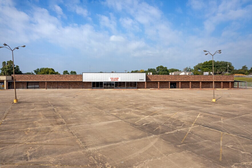 More Photos Of 2202 S Market St, Brenham Department Store For Sale