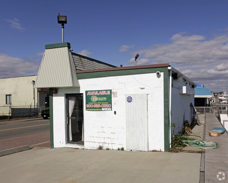 More Photos Of 111 Woodcleft Ave, Freeport Office For Sale