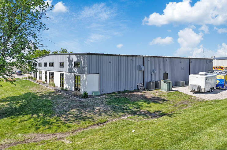 More Photos Of 3300 NW 101st St, Urbandale Warehouse For Lease
