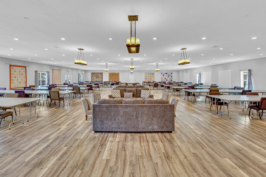 More Photos Of 703 W Berry St, Hamilton Hotel For Sale