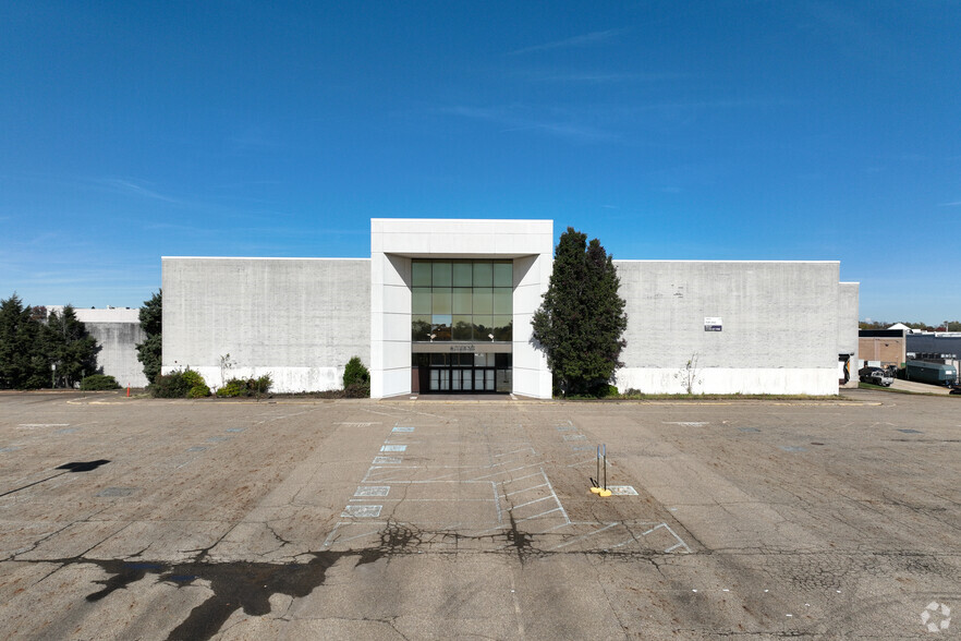 Primary Photo Of 100 Mall Dr, Steubenville Department Store For Sale