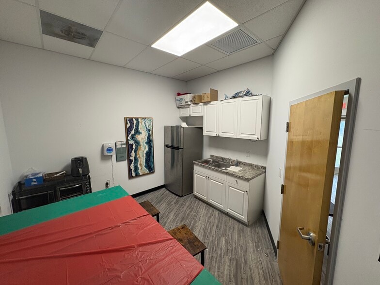 More Photos Of 3250 44th Ave N, Saint Petersburg Manufacturing For Lease