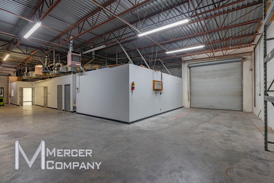 More Photos Of 201 Bronze St, Garland Flex For Lease