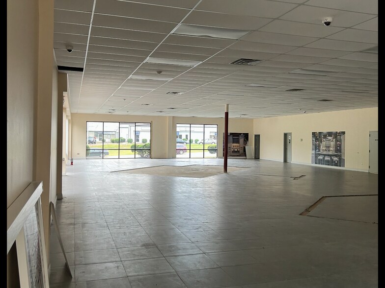 More Photos Of 1904 New Hope Church Rd, Raleigh Flex For Lease