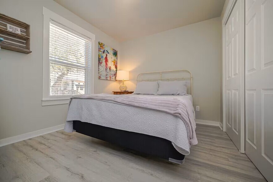 More Photos Of 5481 Highway 35 N, Rockport Specialty For Sale
