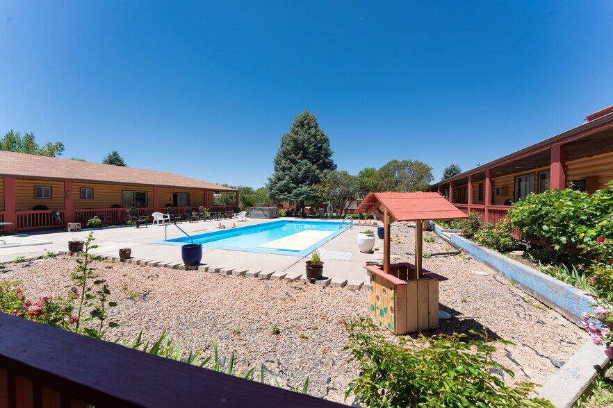 More Photos Of 1624 E Main St, Montrose Hotel For Sale