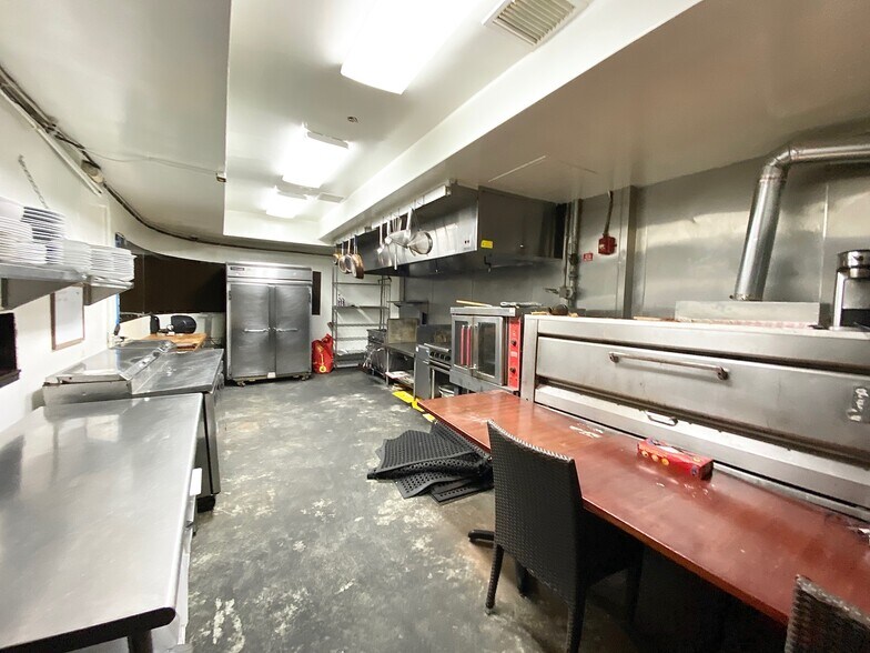 More Photos Of 2032-2050 Hollywood Blvd, Hollywood Restaurant For Lease