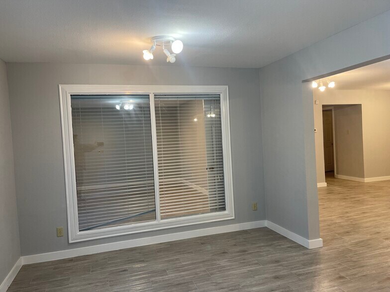 More Photos Of 4095 SE I 10 Frontage Rd, Sealy Medical For Lease