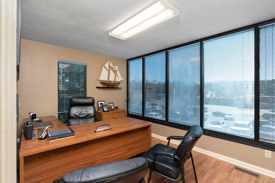 More Photos Of 829 Greenville Ave, Staunton Office For Sale