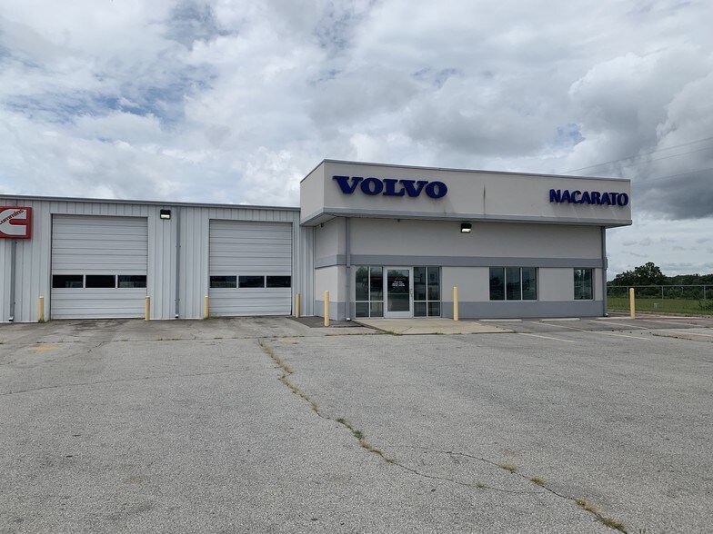 More Photos Of 118 Livestock Rd, Dickson Auto Repair For Sale