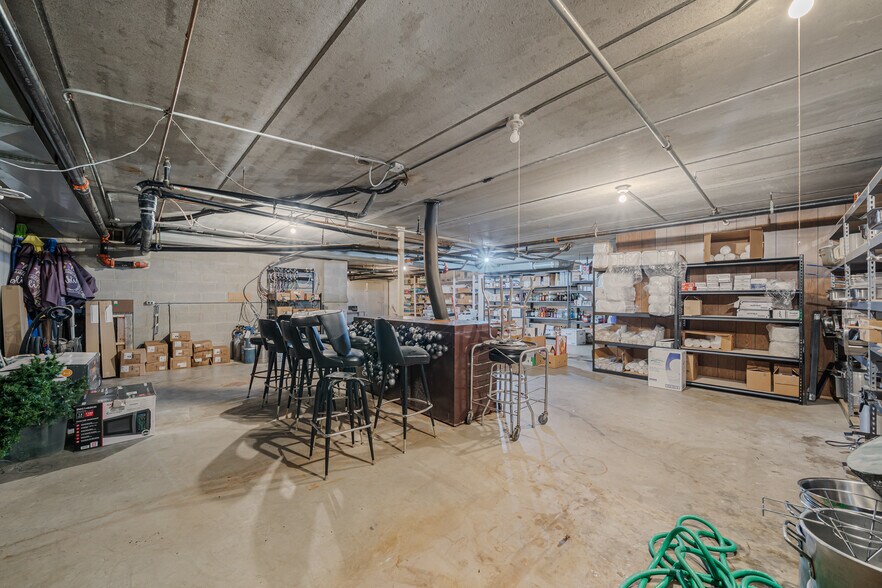 More Photos Of 689 Broadway, Berlin Restaurant For Sale