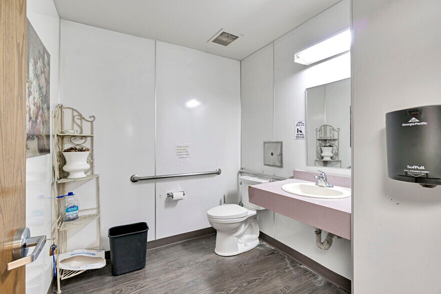 More Photos Of 1260 E Almond Ave, Madera Medical For Sale