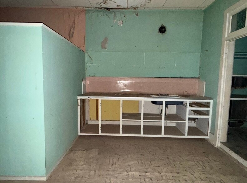 More Photos Of 130 E Main St, Marion Storefront For Sale