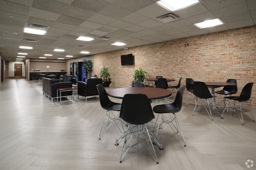 More Photos Of 1204-1332 W Northwest Hwy, Palatine Office For Lease