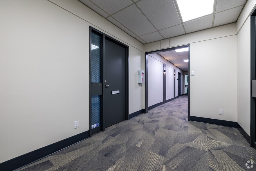 More Photos Of 4000-4036 Boul De La Côte-Vertu, Montréal Showroom For Lease