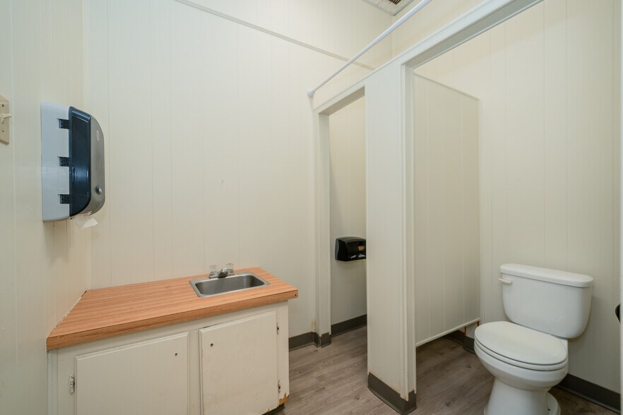 More Photos Of 1809 Alpine Rd, Longview Office For Sale