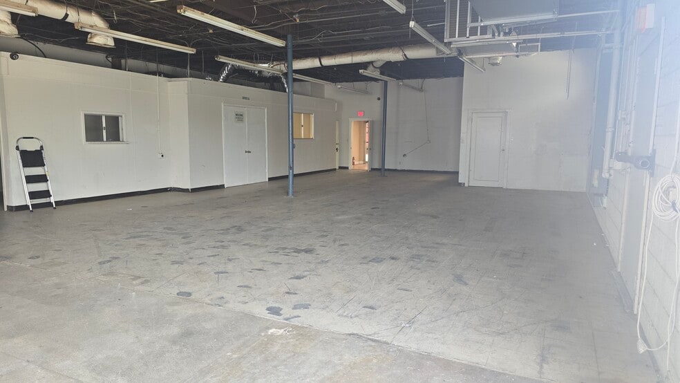 More Photos Of 602-604 E Davis St, Grand Prairie Light Manufacturing For Lease