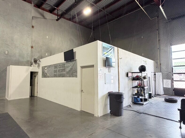 More Photos Of 6769 Curtis St, Orlando Warehouse For Lease