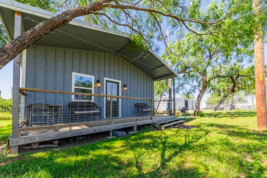 More Photos Of 570 Poncho St, Kingsland Warehouse For Sale