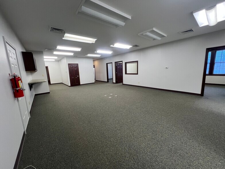 More Photos Of 1620 W Oak St, Zionsville Office For Lease