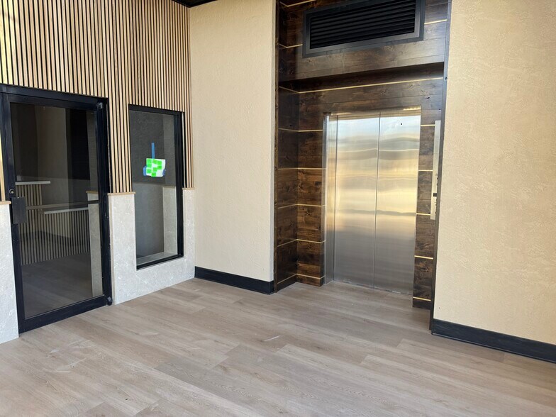 More Photos Of 808 W Indiana Ave, Midland Office For Lease