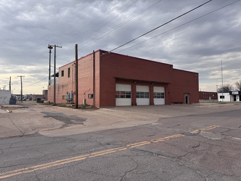 Primary Photo Of 200 Commerce St, Altus Mixed Retail For Lease