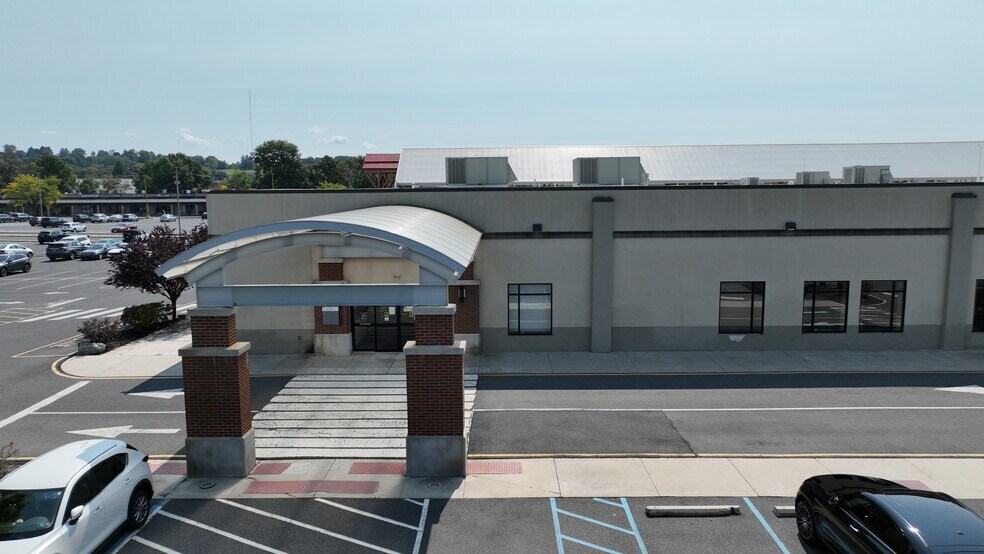 More Photos Of 1800 Sullivan Trl, Easton Storefront For Lease