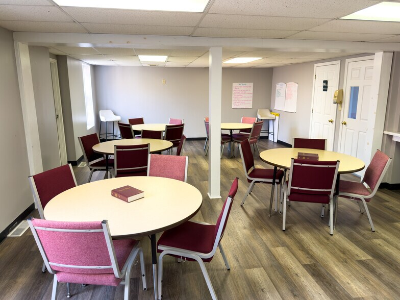 More Photos Of 634 Main St, Forest Park Flex For Sale