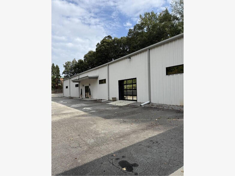 More Photos Of 10400 D Alpharetta St, Roswell Flex For Lease