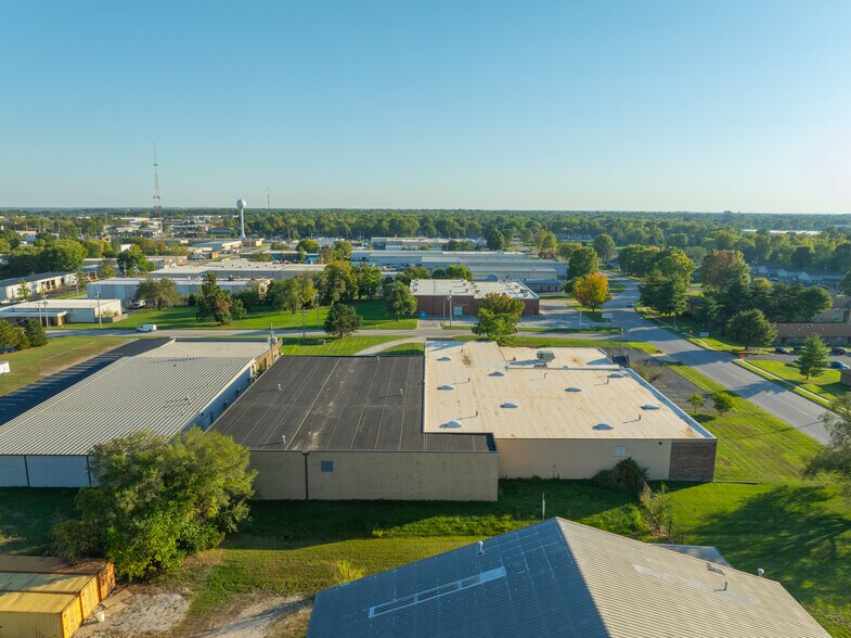 More Photos Of 820 N Cedarbrook Ave, Springfield Industrial For Sale