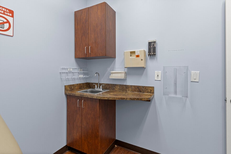 More Photos Of 13403 W 7 Mile Rd, Detroit Medical For Lease