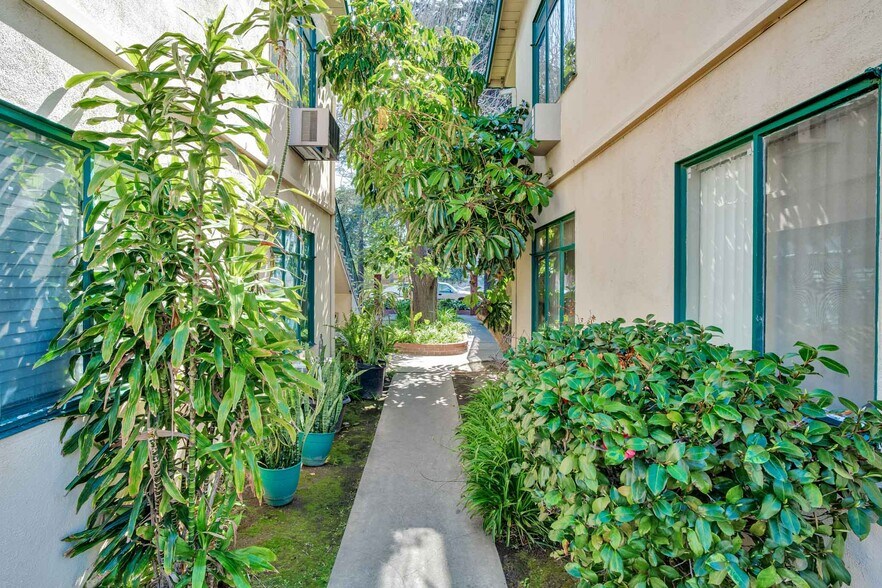 More Photos Of 15915-15919 Sherman Way, Van Nuys Apartments For Sale