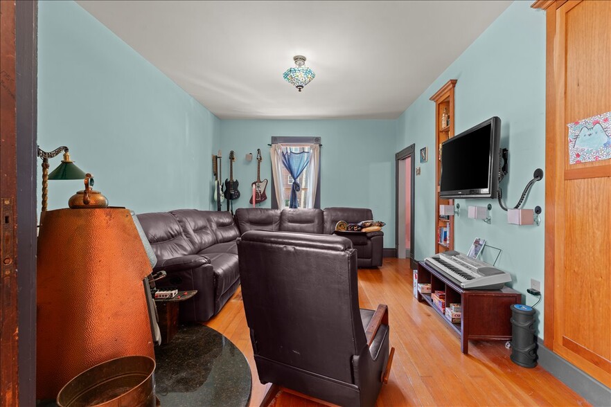 More Photos Of 3039 SE Stark St, Portland Storefront Retail Residential For Sale
