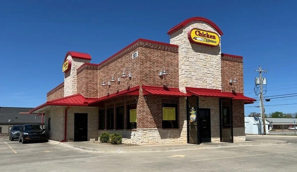 Primary Photo Of 601 E Main St, Weatherford Fast Food For Sale