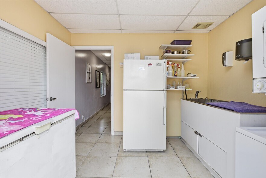 More Photos Of 3240 NW 7th St, Miami Office For Sale