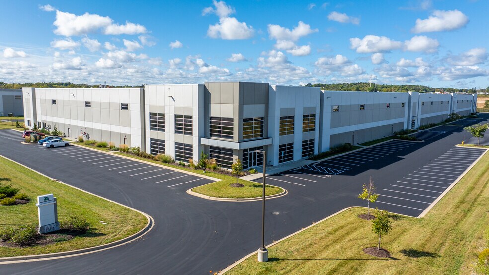 More Photos Of W210 N12855 Gateway Crossing, Richfield Warehouse For Lease