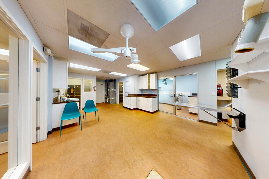 More Photos Of 7447 Martin Way E, Lacey Veterinarian Kennel For Sale