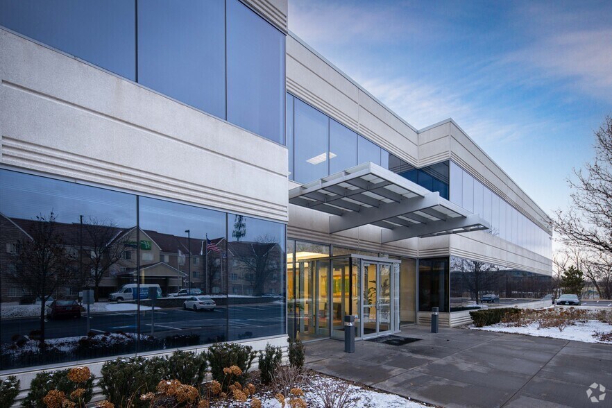 More Photos Of 2610 Lake Cook Rd, Riverwoods Office For Sale