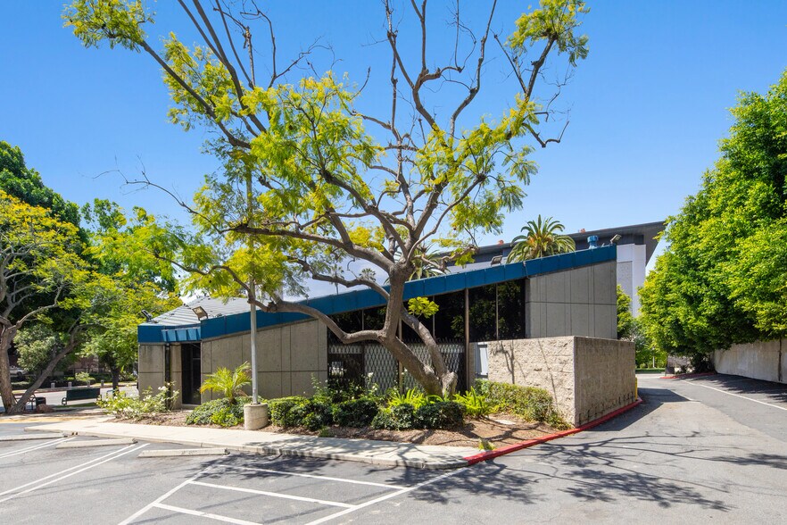 More Photos Of 4333 Wilshire Blvd, Los Angeles Freestanding For Sale