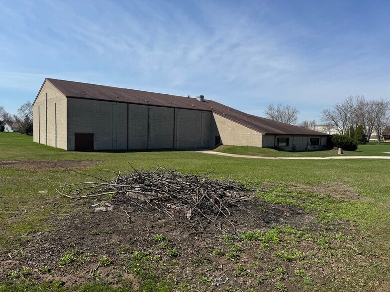 More Photos Of 2525 Oakwood Rd, Oak Creek Schools For Sale